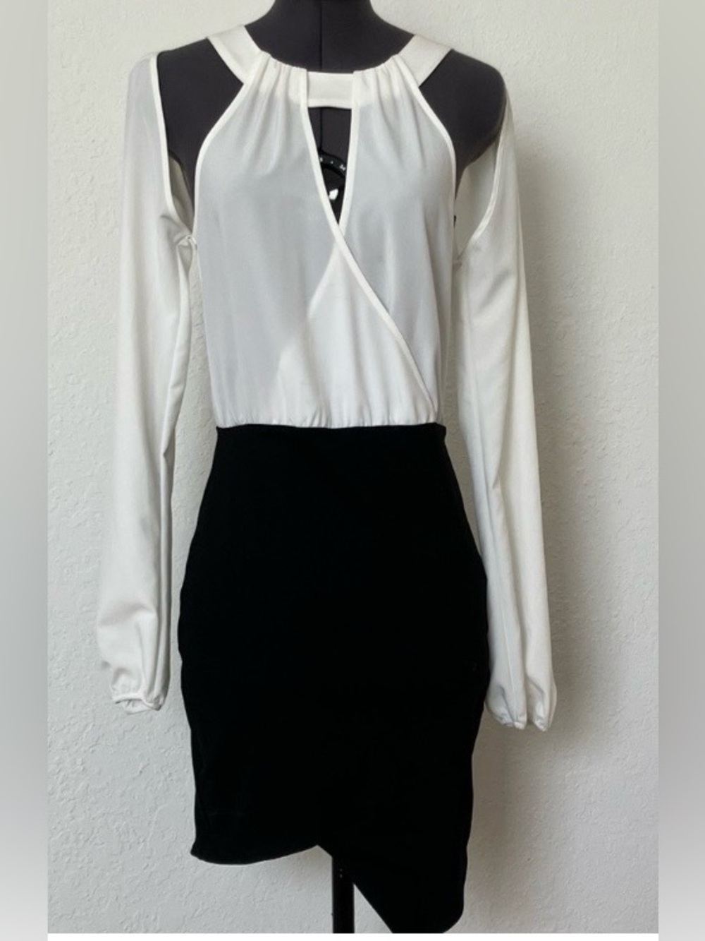 DONNA MIZANI Chic White l/s Surplice dress w/ Keyhole. Sz S